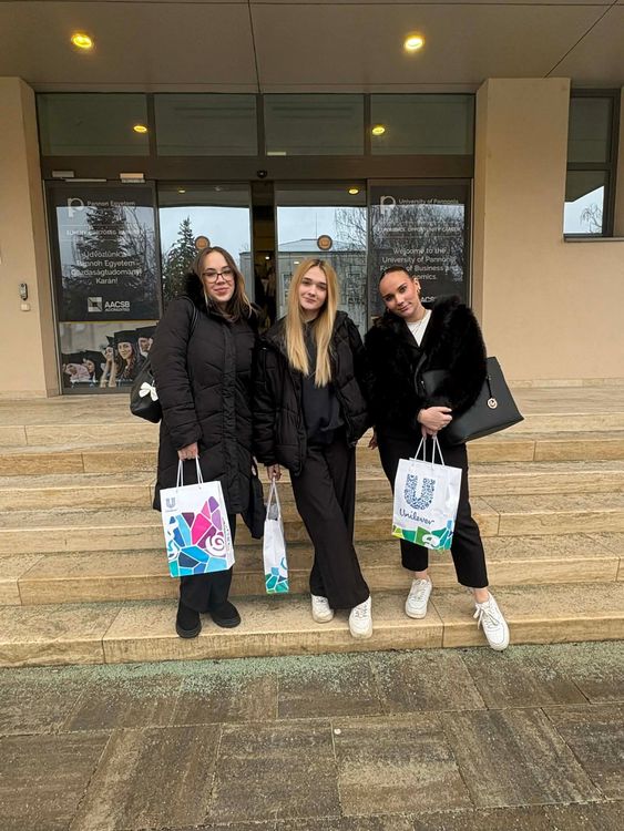 Országos gazdasági verseny döntőjében a Hunyadisok! 💙👩‍💻