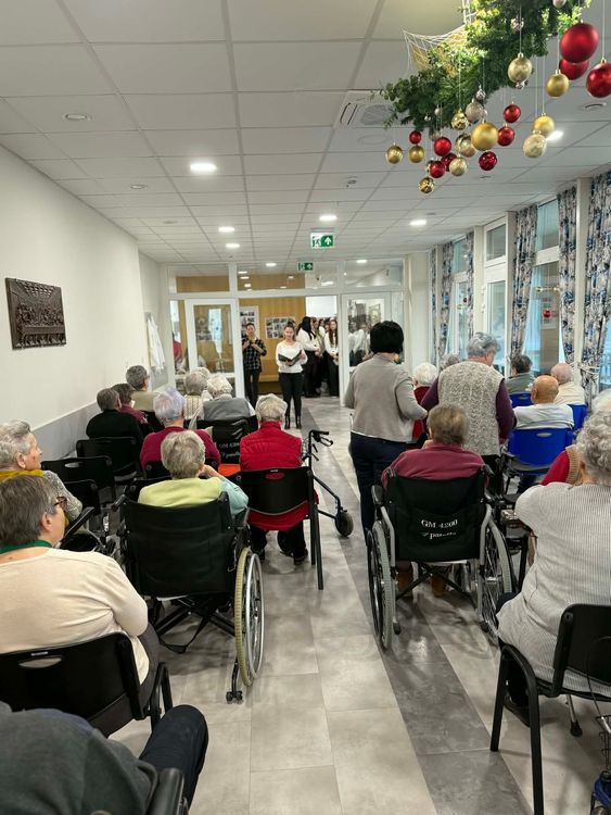 Ünnepi műsor az idősek otthonában 🎄🎀