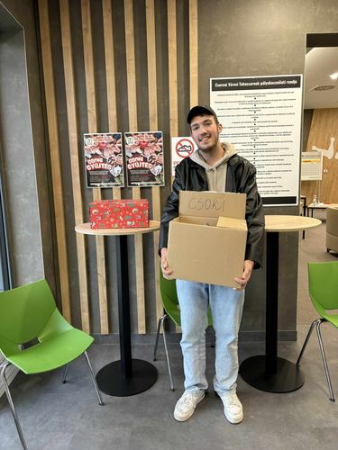 "Segíts te is egy tábla csokival"🍫💙