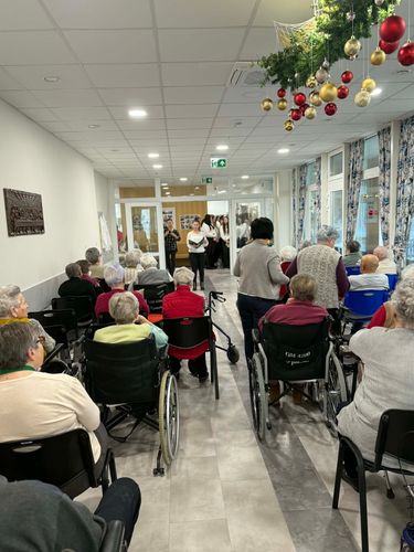 Ünnepi műsor az idősek otthonában 🎄🎀